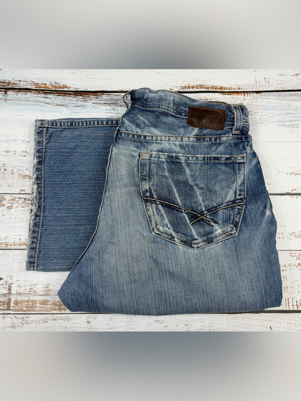 BKE Men’s Tyler Straight Leg Jeans in Medium Distressed Wash size 36x32